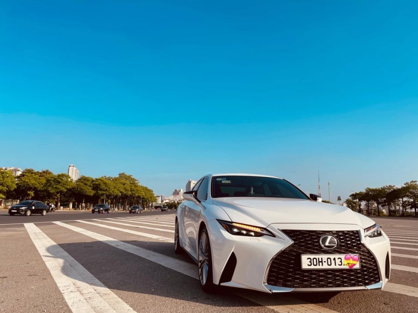 Lexus IS 300 thế hệ mới lần đầu lên sàn xe cũ, tiết kiệm vài trăm triệu cho khách mua - Ảnh 4 Lexus IS 300 thế hệ mới lần đầu lên sàn xe cũ, tiết kiệm vài trăm triệu cho khách mua - Ảnh 4