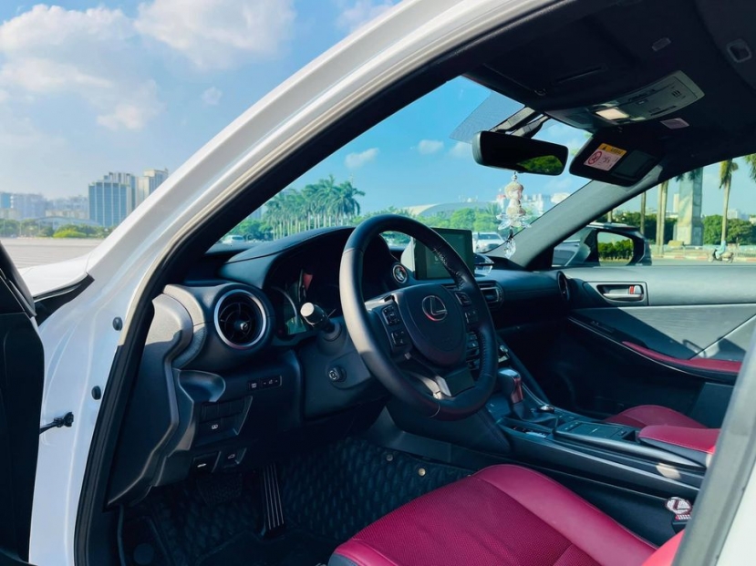 Lexus IS 300 thế hệ mới lần đầu lên sàn xe cũ, tiết kiệm vài trăm triệu cho khách mua - Ảnh 3 Lexus IS 300 thế hệ mới lần đầu lên sàn xe cũ, tiết kiệm vài trăm triệu cho khách mua - Ảnh 3