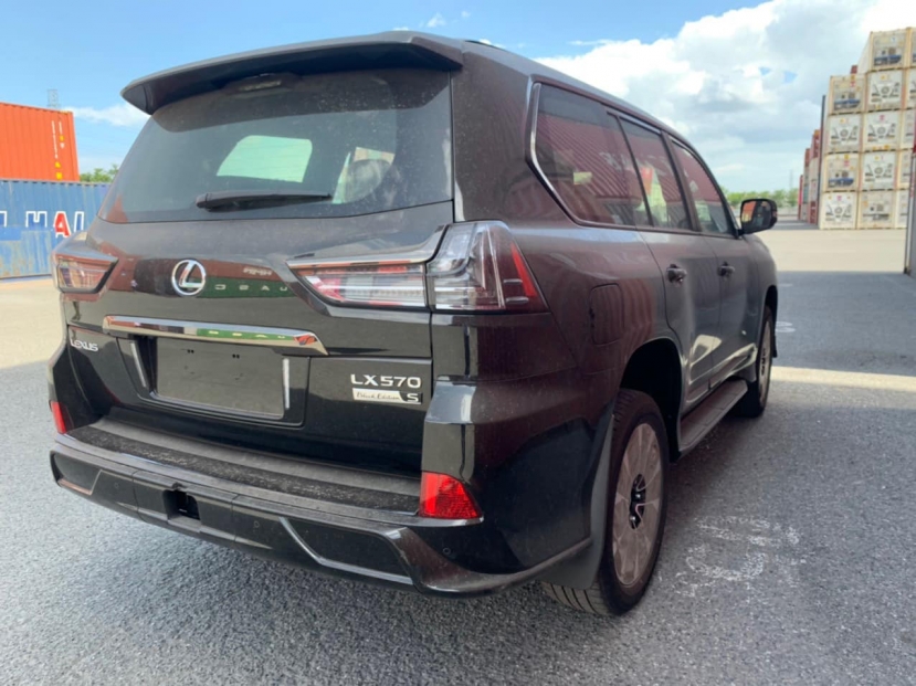 Lexus LX 570 bản đặc biệt lần đầu xuất hiện tại Việt Nam: Siêu phẩm chỉ dành cho đại gia - Ảnh 2 Lexus LX 570 bản đặc biệt lần đầu xuất hiện tại Việt Nam: Siêu phẩm chỉ dành cho đại gia - Ảnh 2