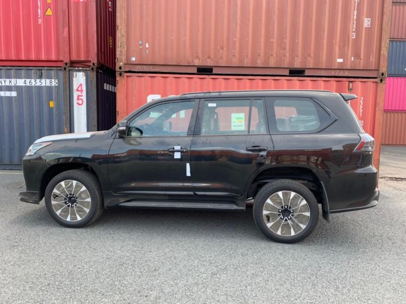 Lexus LX 570 bản đặc biệt lần đầu xuất hiện tại Việt Nam: Siêu phẩm chỉ dành cho đại gia - Ảnh 3 Lexus LX 570 bản đặc biệt lần đầu xuất hiện tại Việt Nam: Siêu phẩm chỉ dành cho đại gia - Ảnh 3