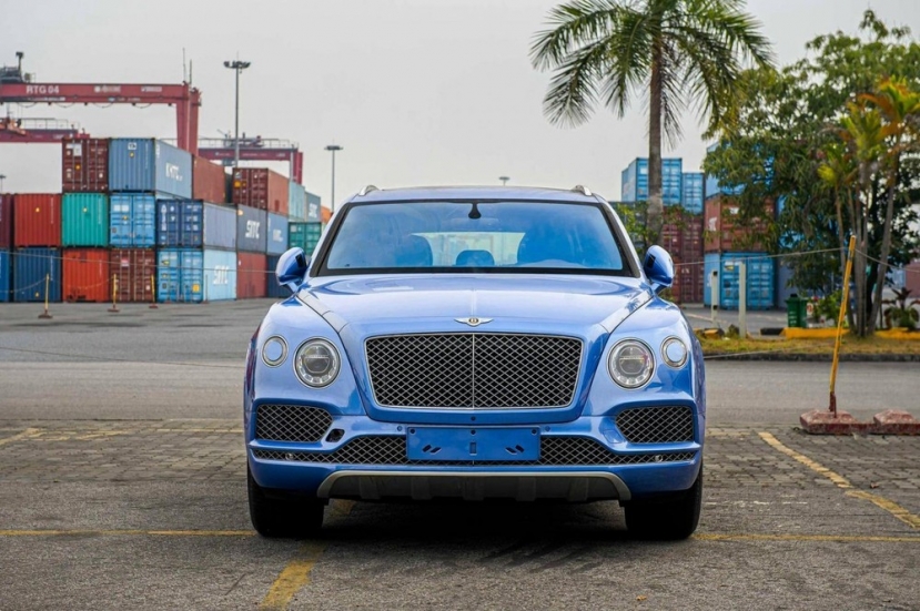 Xót xa Bentley Bentayga V8 đẹp không tì vết chịu cảnh ‘đắp chiếu’ vài năm trời tại cảng Hải Phòng - Ảnh 1 Xót xa Bentley Bentayga V8 đẹp không tì vết chịu cảnh ‘đắp chiếu’ vài năm trời tại cảng Hải Phòng - Ảnh 1