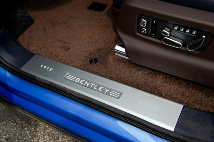 Xót xa Bentley Bentayga V8 đẹp không tì vết chịu cảnh ‘đắp chiếu’ vài năm trời tại cảng Hải Phòng - Ảnh 4 Xót xa Bentley Bentayga V8 đẹp không tì vết chịu cảnh ‘đắp chiếu’ vài năm trời tại cảng Hải Phòng - Ảnh 4