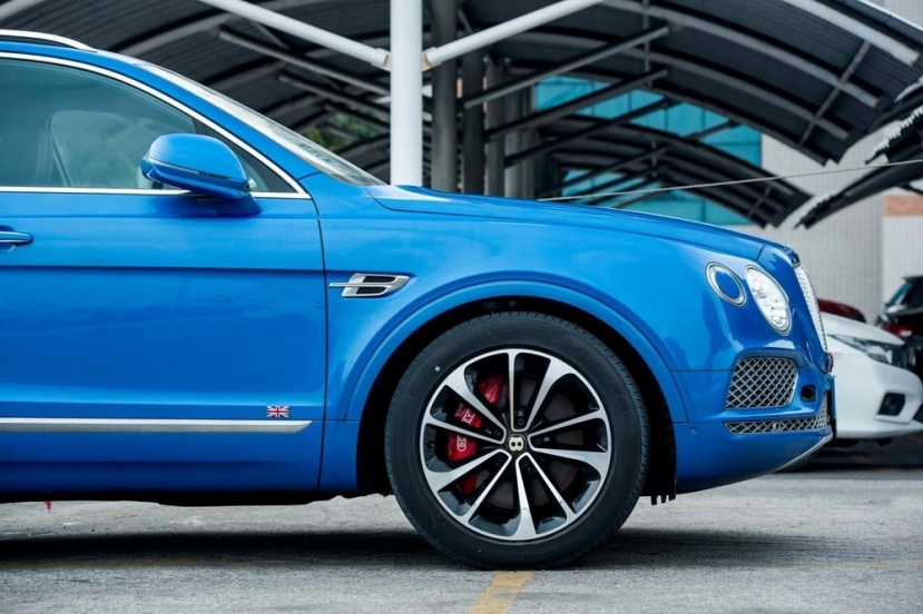 Xót xa Bentley Bentayga V8 đẹp không tì vết chịu cảnh ‘đắp chiếu’ vài năm trời tại cảng Hải Phòng - Ảnh 6 Xót xa Bentley Bentayga V8 đẹp không tì vết chịu cảnh ‘đắp chiếu’ vài năm trời tại cảng Hải Phòng - Ảnh 6