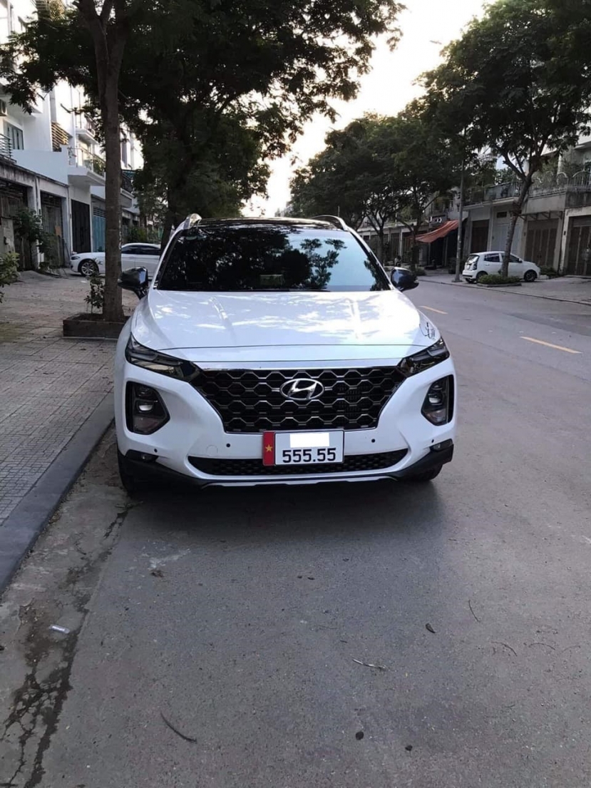 Thêm chiếc Hyundai Santa Fe biển VIP lên sàn xe cũ, vẫn nguyên vẹn chưa hề được lăn bánh - Ảnh 1 Thêm chiếc Hyundai Santa Fe biển VIP lên sàn xe cũ, vẫn nguyên vẹn chưa hề được lăn bánh - Ảnh 1