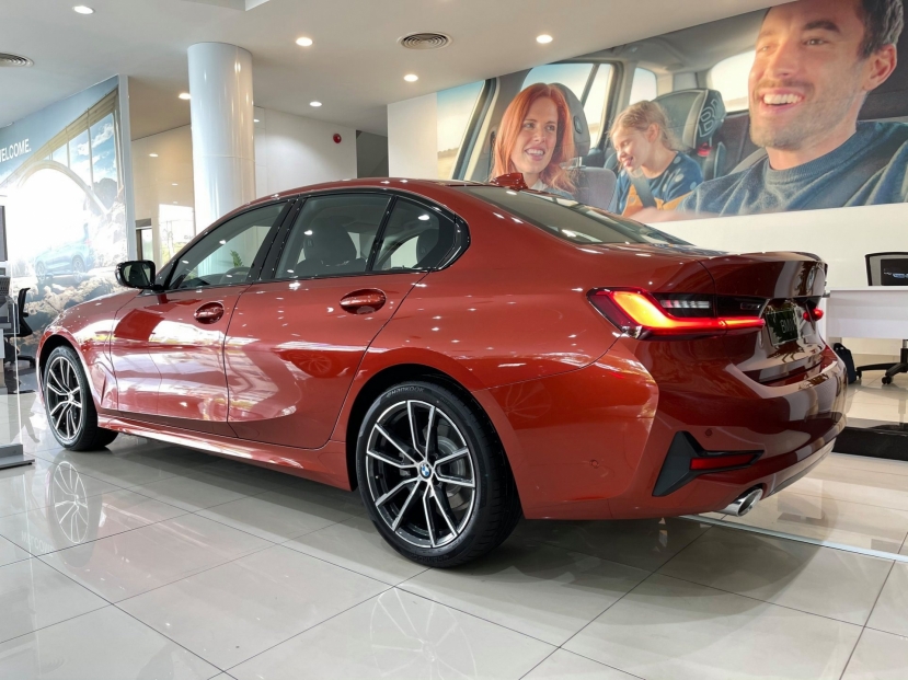 BMW 3-Series bất ngờ giảm giá kỷ lục, quyết vượt mặt Mercedes-Benz C-Class - Ảnh 4 BMW 3-Series bất ngờ giảm giá kỷ lục, quyết vượt mặt Mercedes-Benz C-Class - Ảnh 4