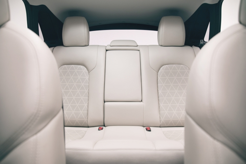Cận cảnh VinFast VF e35 vừa chính thức ra mắt: Đa dạng công nghệ, kỳ vọng cạnh tranh Mercedes-Benz GLC - Ảnh 7 Cận cảnh VinFast VF e35 vừa chính thức ra mắt: Đa dạng công nghệ, kỳ vọng cạnh tranh Mercedes-Benz GLC - Ảnh 7