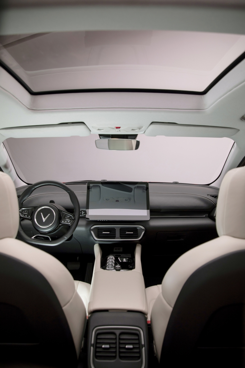 Cận cảnh VinFast VF e35 vừa chính thức ra mắt: Đa dạng công nghệ, kỳ vọng cạnh tranh Mercedes-Benz GLC - Ảnh 6 Cận cảnh VinFast VF e35 vừa chính thức ra mắt: Đa dạng công nghệ, kỳ vọng cạnh tranh Mercedes-Benz GLC - Ảnh 6