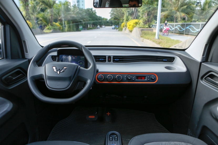 Cận cảnh Hongguang Mini EV giá 150 triệu: Xe điện bán chạy nhất thế giới có mặt tại Việt Nam - Ảnh 4 Cận cảnh Hongguang Mini EV giá 150 triệu: Xe điện bán chạy nhất thế giới có mặt tại Việt Nam - Ảnh 4