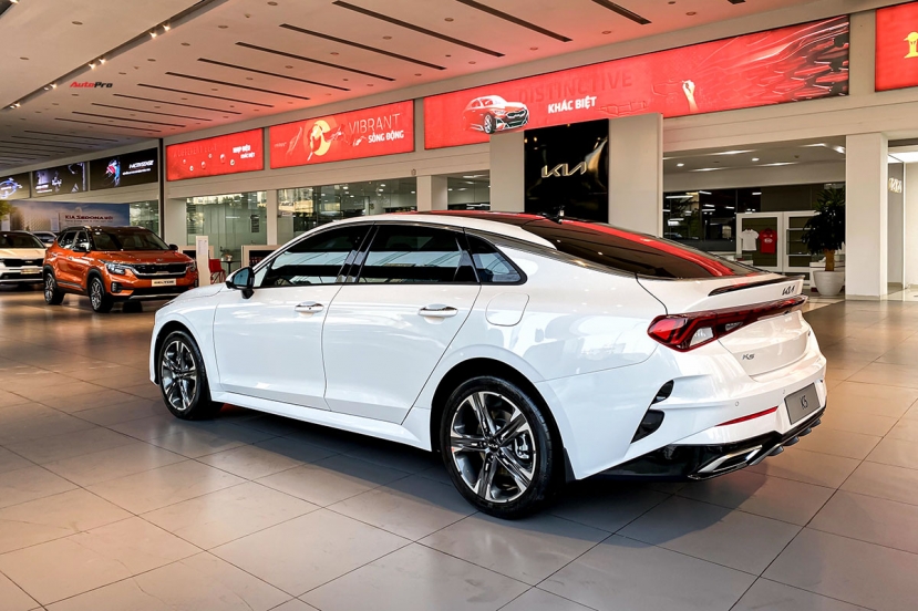Cận cảnh Kia K5 bản cao cấp: Trang bị, giá bán đều ăn đứt Toyota Camry - Ảnh 2 Cận cảnh Kia K5 bản cao cấp: Trang bị, giá bán đều ăn đứt Toyota Camry - Ảnh 2