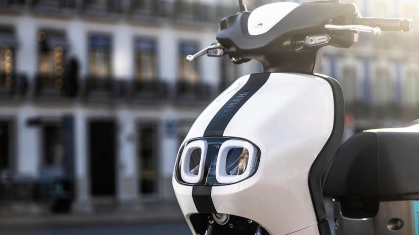 Mẫu xe điện mới của Yamaha gây sốt với thiết kế lạ mắt, giá ngang ngửa Honda SH - Ảnh 2 Mẫu xe điện mới của Yamaha gây sốt với thiết kế lạ mắt, giá ngang ngửa Honda SH - Ảnh 2
