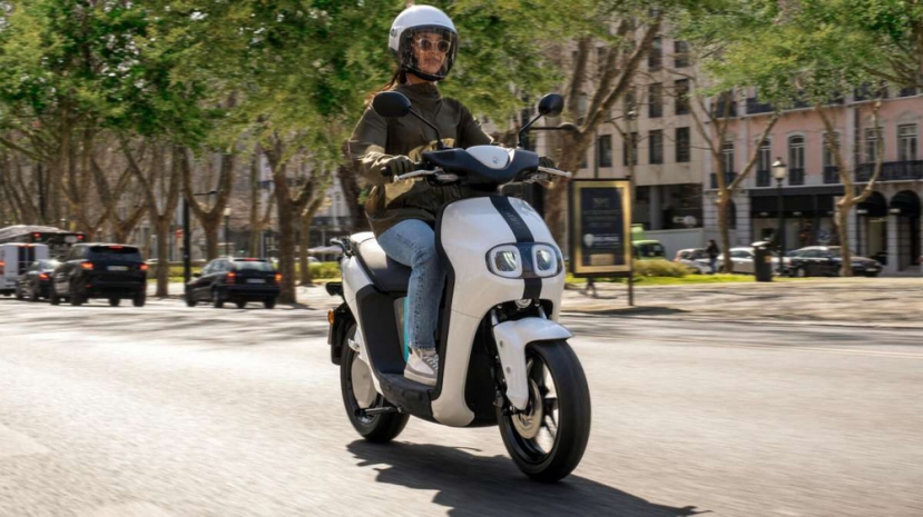 Mẫu xe điện mới của Yamaha gây sốt với thiết kế lạ mắt, giá ngang ngửa Honda SH - Ảnh 1 Mẫu xe điện mới của Yamaha gây sốt với thiết kế lạ mắt, giá ngang ngửa Honda SH - Ảnh 1