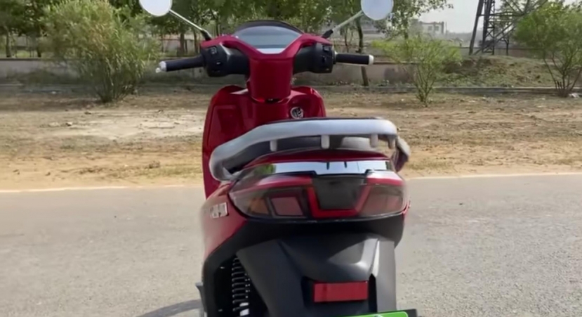 Mẫu xe máy điện gây sốt thị trường với loạt trang bị ‘khủng’, giá ngang Honda Vision - Ảnh 3 Mẫu xe máy điện gây sốt thị trường với loạt trang bị ‘khủng’, giá ngang Honda Vision - Ảnh 3
