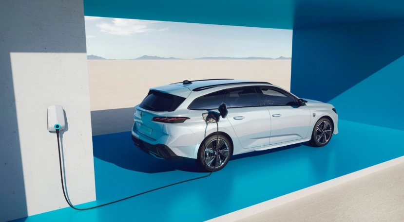 Peugeot 308 phiên bản chạy điện ra mắt với thiết kế long lanh, động cơ mạnh mẽ - Ảnh 3 Peugeot 308 phiên bản chạy điện ra mắt với thiết kế long lanh, động cơ mạnh mẽ - Ảnh 3