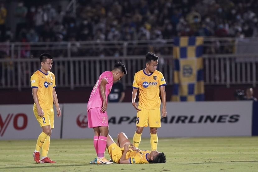 Văn Đức buộc phải rời sân ở phút thứ 20 do chấn thương. Ảnh:VPF Văn Đức buộc phải rời sân ở phút thứ 20 do chấn thương. Ảnh:VPF