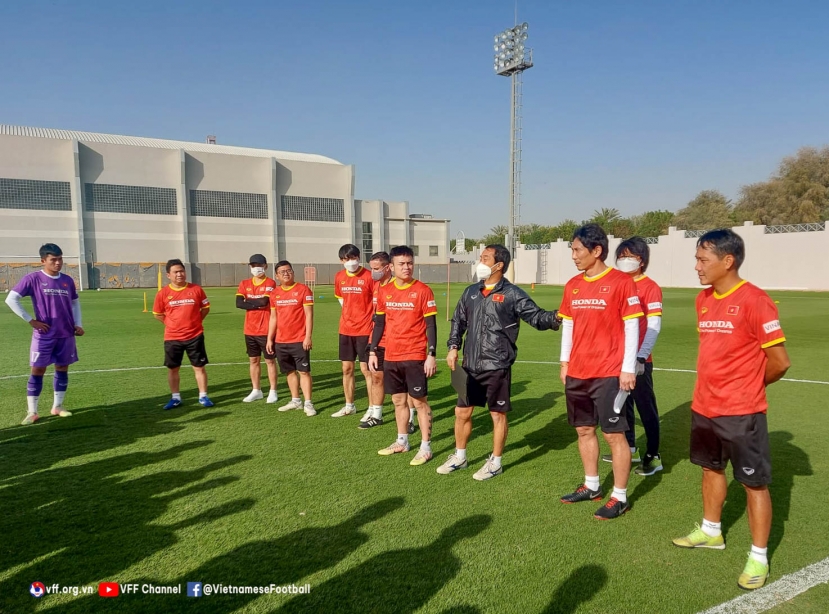 Quyền HLV trưởng Lee Young-jin giới thiệu trợ lý Gong Oh-kyun trước buổi tập của U23 Việt Nam. Ảnh: VFF Quyền HLV trưởng Lee Young-jin giới thiệu trợ lý Gong Oh-kyun trước buổi tập của U23 Việt Nam. Ảnh: VFF