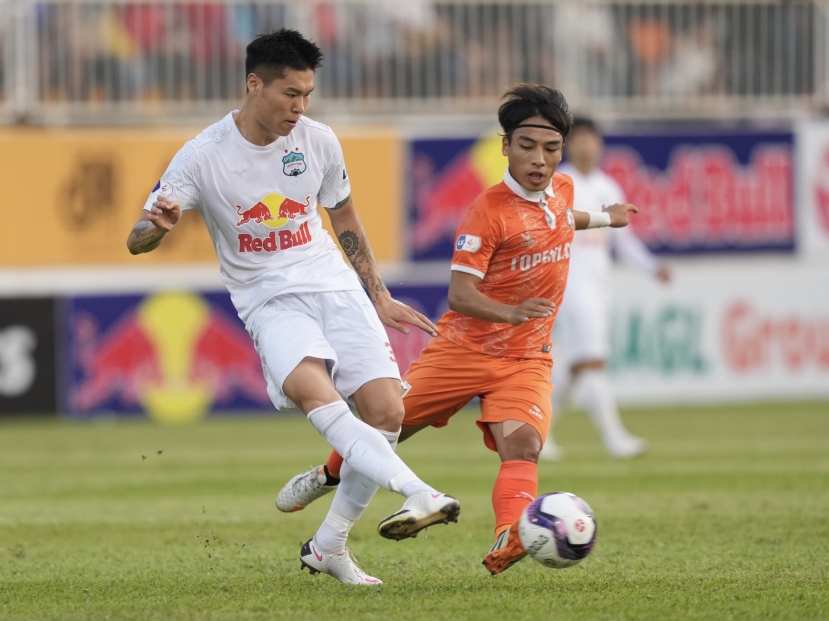 Kim Dong Su (trắng) là trụ cột nơi hàng phòng ngự HAGL. Ảnh: Internet Kim Dong Su (trắng) là trụ cột nơi hàng phòng ngự HAGL. Ảnh: Internet