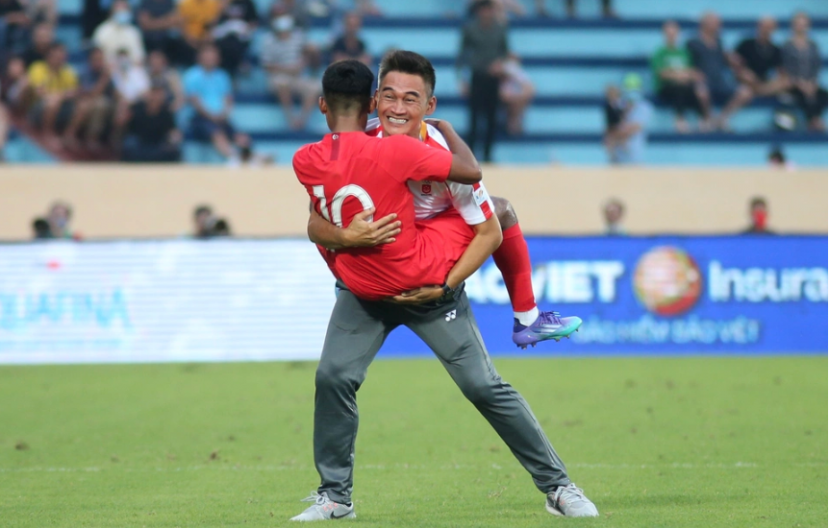 HLV U23 Singapore vỡ òa cảm xúc sau bàn thắng gỡ hòa của Jordan Efa. Ảnh: Internet HLV U23 Singapore vỡ òa cảm xúc sau bàn thắng gỡ hòa của Jordan Efa. Ảnh: Internet