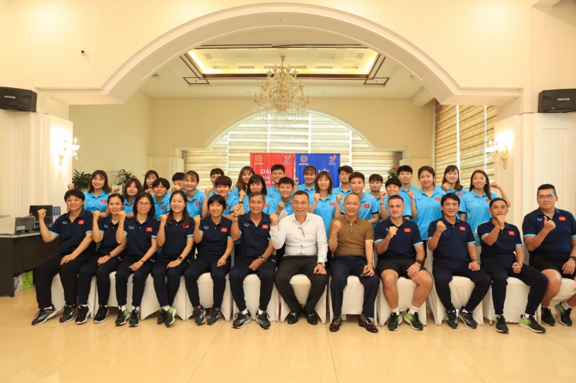 Q.Chủ tịch Trần Quốc chụp ảnh kỷ niệm cùng toàn bộ ĐT nữ Việt Nam. Ảnh: VFF Q.Chủ tịch Trần Quốc chụp ảnh kỷ niệm cùng toàn bộ ĐT nữ Việt Nam. Ảnh: VFF