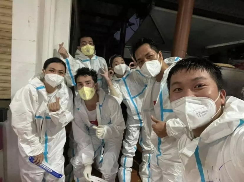 Phương Thanh nhận cơn mưa lời khen khi tự tay cắt tóc cho bác sĩ, quân nhân mùa dịch - Ảnh 6 Phương Thanh nhận cơn mưa lời khen khi tự tay cắt tóc cho bác sĩ, quân nhân mùa dịch - Ảnh 6
