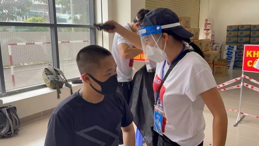 Phương Thanh tự tay cắt tóc cho bác sĩ, quân nhân (ảnh FBNV) Phương Thanh tự tay cắt tóc cho bác sĩ, quân nhân (ảnh FBNV)