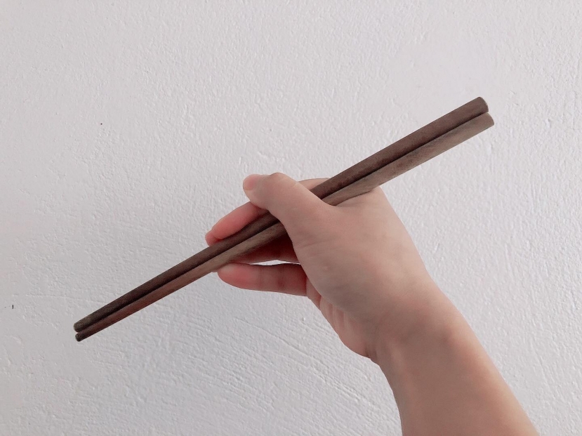 Cầm đũa ở phần giữa Cầm đũa ở phần giữa