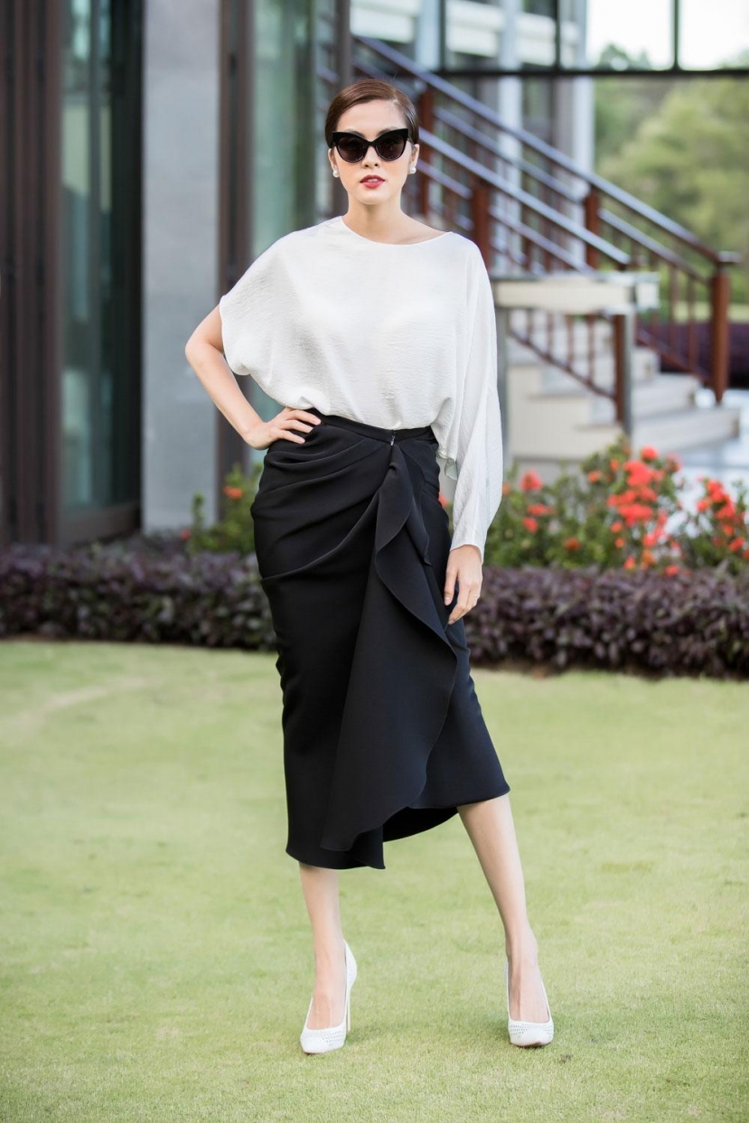 Hà Tăng lâu nay luôn theo đuổi style nền nã và trang trọng với những bộ cánh tối giản, kín đáo. Phong cách của cô là hình mẫu được hội chị em học học (Ảnh: FBNV) Hà Tăng lâu nay luôn theo đuổi style nền nã và trang trọng với những bộ cánh tối giản, kín đáo. Phong cách của cô là hình mẫu được hội chị em học học (Ảnh: FBNV)