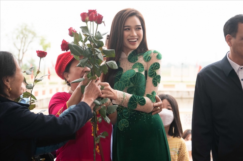 Diện lại trang phục áo dài rau má khi về quê, Đô Thị Hà được khen ngợi tinh tế hơn (Ảnh: BTC) Diện lại trang phục áo dài rau má khi về quê, Đô Thị Hà được khen ngợi tinh tế hơn (Ảnh: BTC)