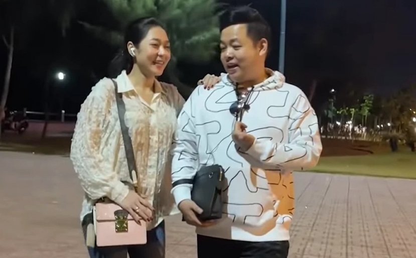 Quang Lê cùng Hà Thanh Xuân đi dạo biển (Ảnh: Chụp màn hình) Quang Lê cùng Hà Thanh Xuân đi dạo biển (Ảnh: Chụp màn hình)