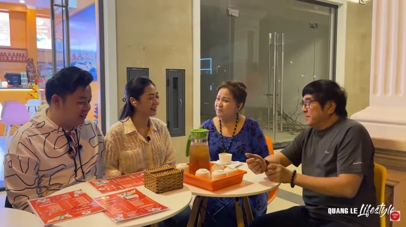 NS Chí Tâm đón tiếp Quang Lê và Hà Thanh xuân đến quán sữa chua của mình (Ảnh: Internet) NS Chí Tâm đón tiếp Quang Lê và Hà Thanh xuân đến quán sữa chua của mình (Ảnh: Internet)