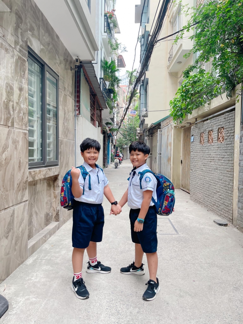 Con trai Hoàng Linh đi học. Con trai Hoàng Linh đi học.