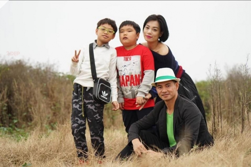 Sau gần 20 năm chung sống, vợ chồng diễn viên Xuân Bắc - Hồng Nhung có với nhau 3 nhóc tỳ có tên ở nhà lần lượt là Minh Bủm, Bi Béo và bé Bão. Các con của họ được nhận xét học giỏi, dễ thương, tốt bụng và vô cùng lém lỉnh (Ảnh: Internet) Sau gần 20 năm chung sống, vợ chồng diễn viên Xuân Bắc - Hồng Nhung có với nhau 3 nhóc tỳ có tên ở nhà lần lượt là Minh Bủm, Bi Béo và bé Bão. Các con của họ được nhận xét học giỏi, dễ thương, tốt bụng và vô cùng lém lỉnh (Ảnh: Internet)