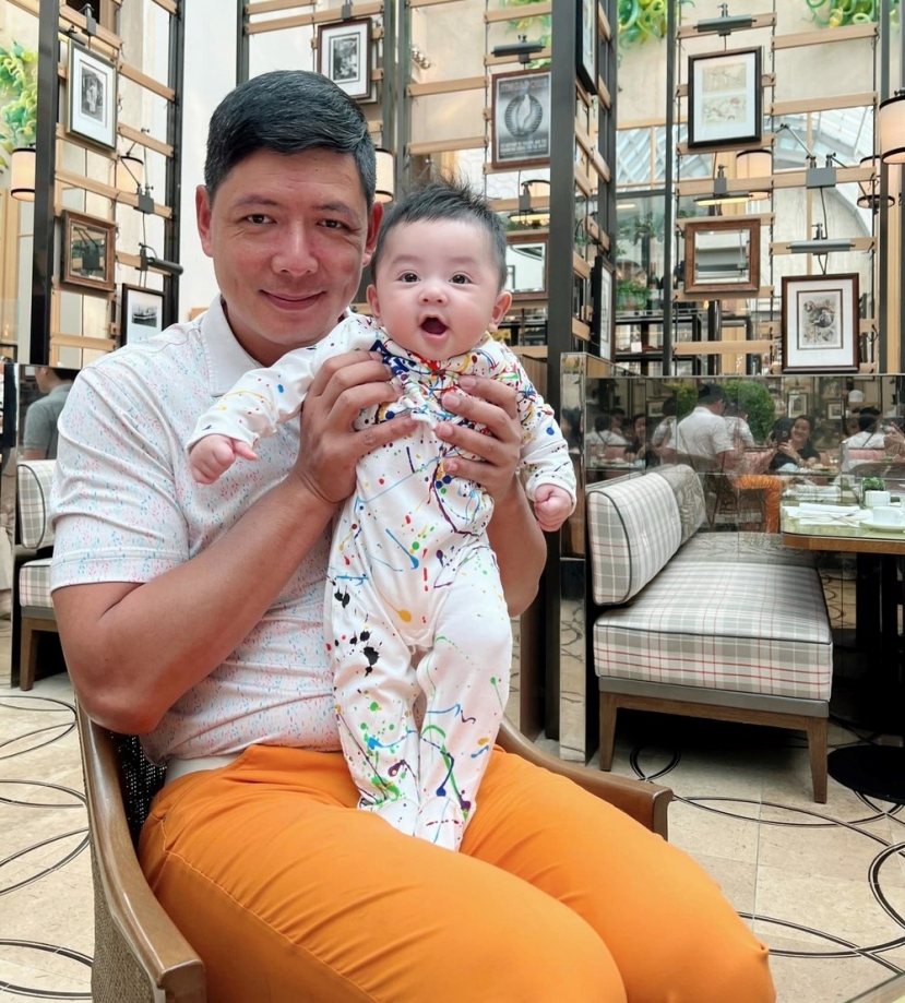 Người mẫu Bình Minh chụp ảnh cùng bé Gia Khang. Nhiều cư dân mạng trêu bế để lấy vía (Ảnh: Internet) Người mẫu Bình Minh chụp ảnh cùng bé Gia Khang. Nhiều cư dân mạng trêu bế để lấy vía (Ảnh: Internet)