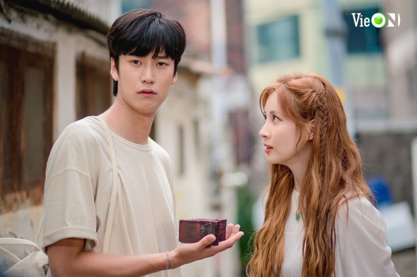 Seohyun vào vai cô nàng may mắn Lee Seul Bi (Ảnh: VieOn) Seohyun vào vai cô nàng may mắn Lee Seul Bi (Ảnh: VieOn)