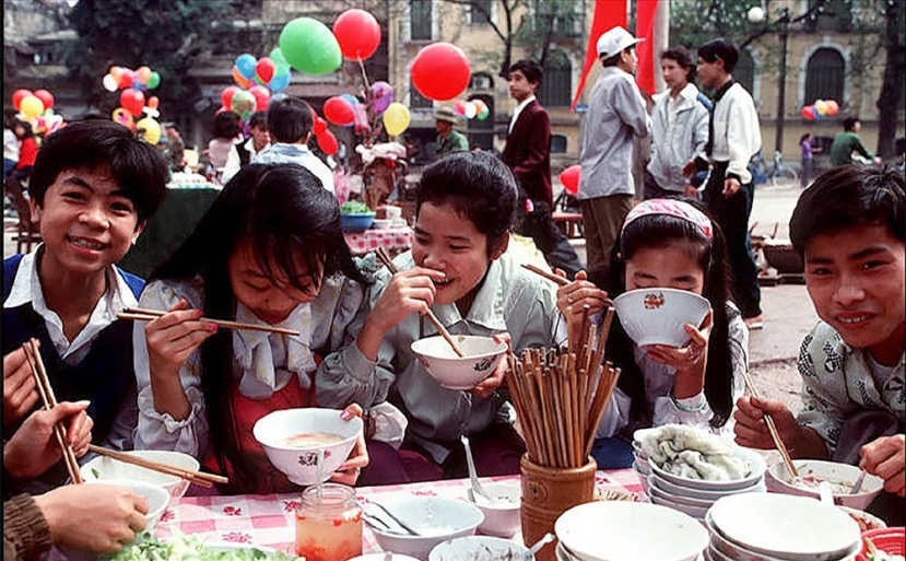 Nhóm bạn ghé bên đường 'lót dạ' sau khi đi chúc Tết. Ảnh: Bruno Barbey Nhóm bạn ghé bên đường 'lót dạ' sau khi đi chúc Tết. Ảnh: Bruno Barbey