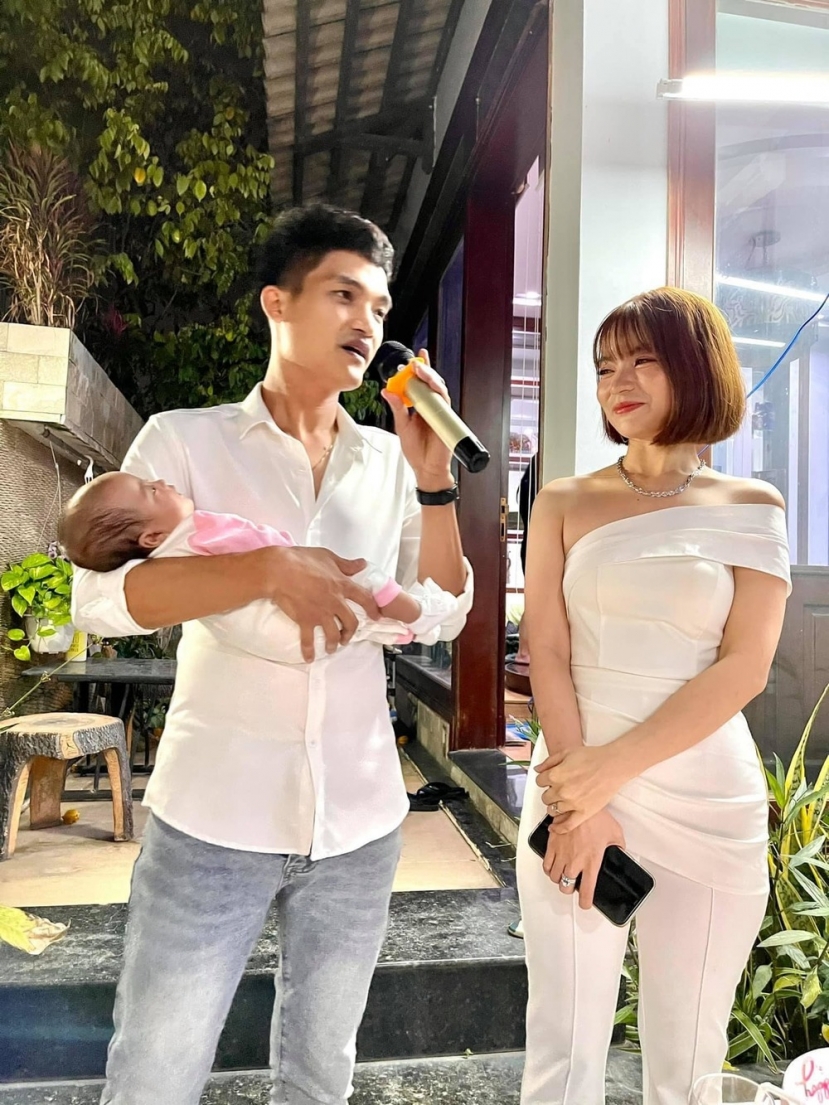 Mạc Văn Khoa và bà xã hiện đang thuê một căn biệt thự rộng lớn để sinh sống. Ảnh: FBNV Mạc Văn Khoa và bà xã hiện đang thuê một căn biệt thự rộng lớn để sinh sống. Ảnh: FBNV