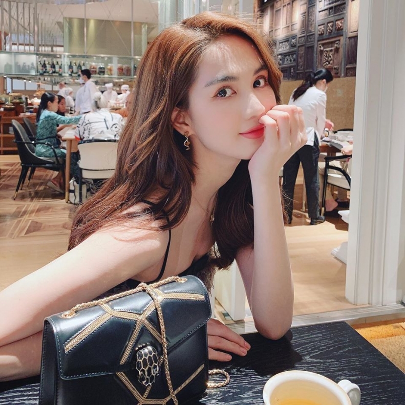Quá khứ ít người biết của Ngọc Trinh với loạt biểu cảm hờ hững, lộ màu 'hai lúa' - Ảnh 2 Quá khứ ít người biết của Ngọc Trinh với loạt biểu cảm hờ hững, lộ màu 'hai lúa' - Ảnh 2