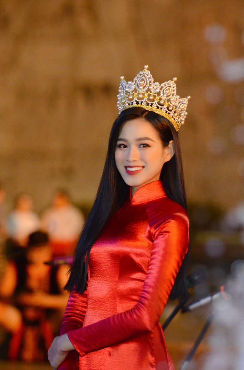 Đỗ Thị Hà xinh đẹp nền nã trong tà áo dài. Ảnh: Dương Triều Đỗ Thị Hà xinh đẹp nền nã trong tà áo dài. Ảnh: Dương Triều