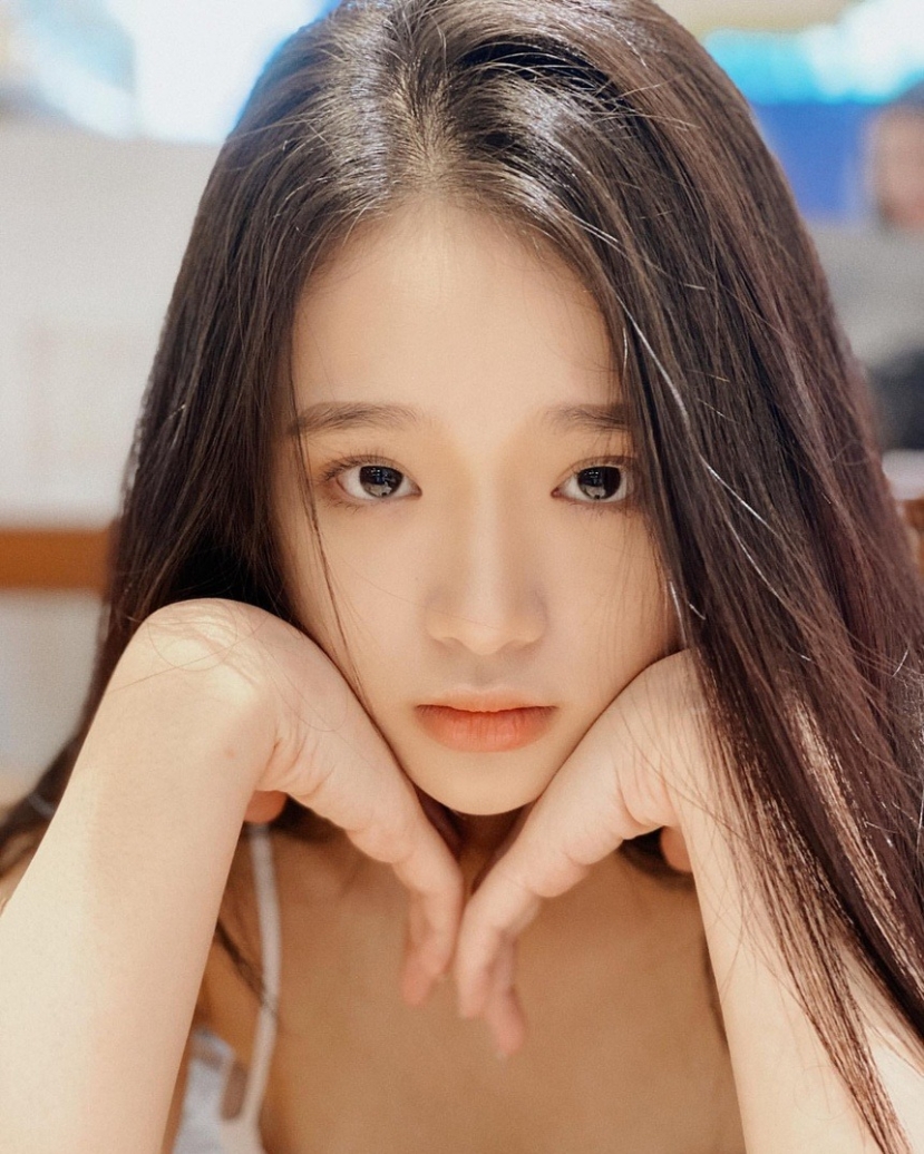 Linh Ka lo lắng vì khả năng 'biến hình' của đôi mắt nhưng thực chất đang khoe dáng nuột trá hình? - Ảnh 1 Linh Ka lo lắng vì khả năng 'biến hình' của đôi mắt nhưng thực chất đang khoe dáng nuột trá hình? - Ảnh 1