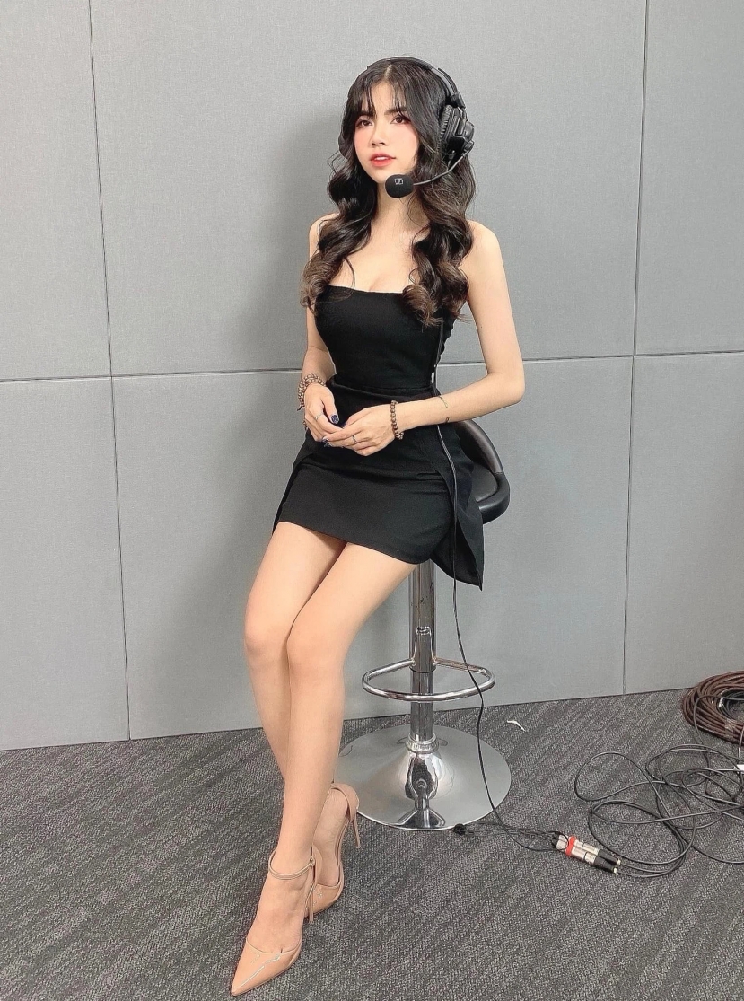 Mai Dora đang đảm nhiệm vai trò MC của VETV. Ảnh: FBNV Mai Dora đang đảm nhiệm vai trò MC của VETV. Ảnh: FBNV