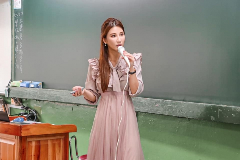 Nữ giảng viên đẹp tựa hot girl cuộc sống thay đổi sau khi bị học trò tung ảnh lên MXH - Ảnh 2 Nữ giảng viên đẹp tựa hot girl cuộc sống thay đổi sau khi bị học trò tung ảnh lên MXH - Ảnh 2