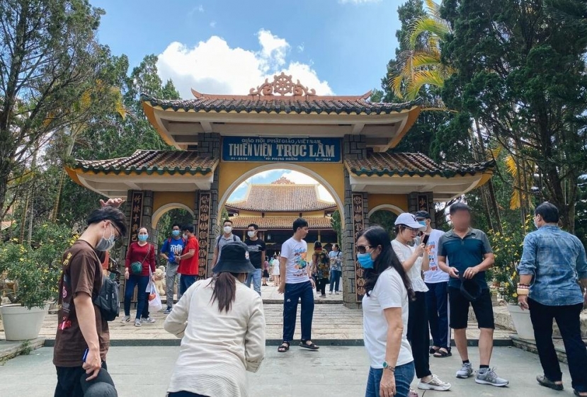 Nhiều khu du lịch đông nghịt người trong 2 ngày nghỉ lễ giữa lúc nghi nhận các ca nhiễm Covid-19 trong cộng đồng - Ảnh 1 Nhiều khu du lịch đông nghịt người trong 2 ngày nghỉ lễ giữa lúc nghi nhận các ca nhiễm Covid-19 trong cộng đồng - Ảnh 1