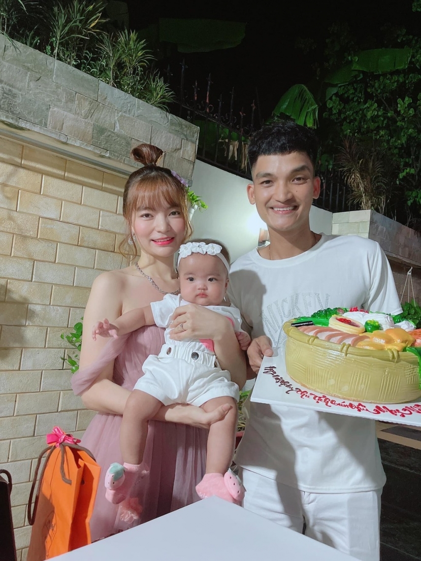 'Dằn mặt' thôi chưa đủ, vợ Mạc Văn Khoa còn treo thưởng cực lớn để tìm người xúc phạm ái nữ đầu lòng - Ảnh 2 'Dằn mặt' thôi chưa đủ, vợ Mạc Văn Khoa còn treo thưởng cực lớn để tìm người xúc phạm ái nữ đầu lòng - Ảnh 2