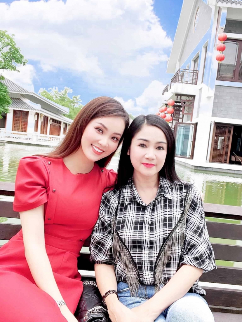 NSND Thu Hà không hề bị lấn át bởi vẻ đẹp của Thụy Vân. Ảnh: FBNV NSND Thu Hà không hề bị lấn át bởi vẻ đẹp của Thụy Vân. Ảnh: FBNV