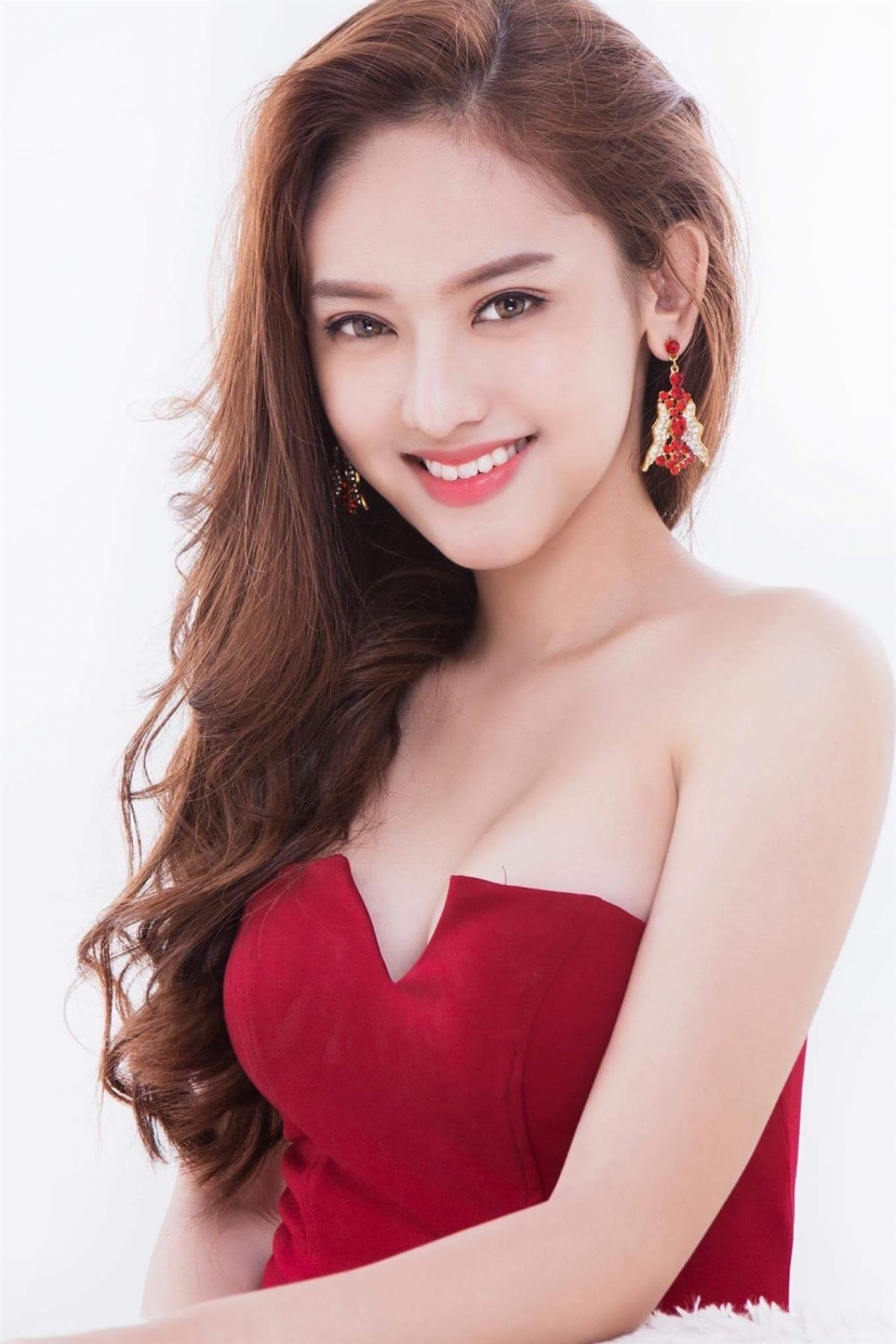 Hot girl Thúy Vi gặp sự cố sau khi 'nâng ly' cùng bà Phương Hằng trên sóng livestream - Ảnh 1 Hot girl Thúy Vi gặp sự cố sau khi 'nâng ly' cùng bà Phương Hằng trên sóng livestream - Ảnh 1