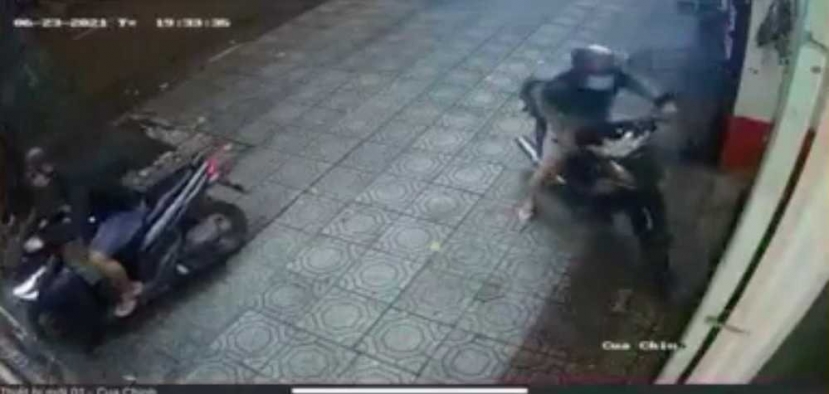 Chúng thực hiện bẻ khóa và nhanh chóng định rời đi. Ảnh: Chụp màn hình Chúng thực hiện bẻ khóa và nhanh chóng định rời đi. Ảnh: Chụp màn hình