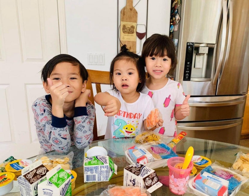 Bé Jacky Minh Trí cùng 2 em gái. Ảnh: FBNV Bé Jacky Minh Trí cùng 2 em gái. Ảnh: FBNV