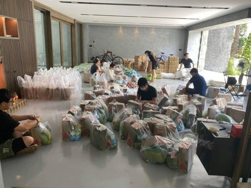 Cường Đôla và Đàm Thu Trang tất bật với công việc từ thiện những ngày qua. Ảnh: FBNV Cường Đôla và Đàm Thu Trang tất bật với công việc từ thiện những ngày qua. Ảnh: FBNV