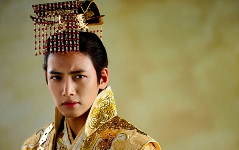 6 quân vương điển trai nhất màn ảnh Hàn: Song Joong Ki nghiêm nghị và quyền lực, Lee Min Ho khí chất ngời ngời - Ảnh 4 6 quân vương điển trai nhất màn ảnh Hàn: Song Joong Ki nghiêm nghị và quyền lực, Lee Min Ho khí chất ngời ngời - Ảnh 4