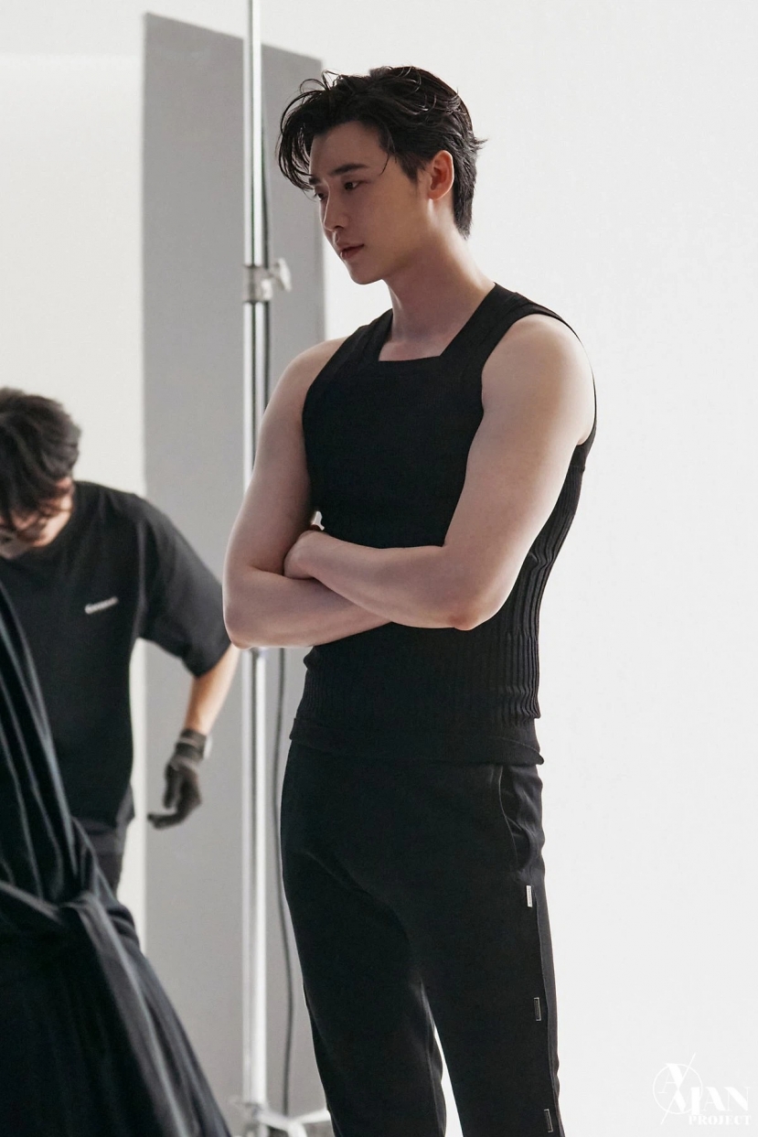 Lee Jong Suk lộ loạt ảnh thân hình như tượng tạc, thần thái 'bao ngầu' với ánh mắt có khả năng 'chế ngự' triệu trái tim - Ảnh 2 Lee Jong Suk lộ loạt ảnh thân hình như tượng tạc, thần thái 'bao ngầu' với ánh mắt có khả năng 'chế ngự' triệu trái tim - Ảnh 2