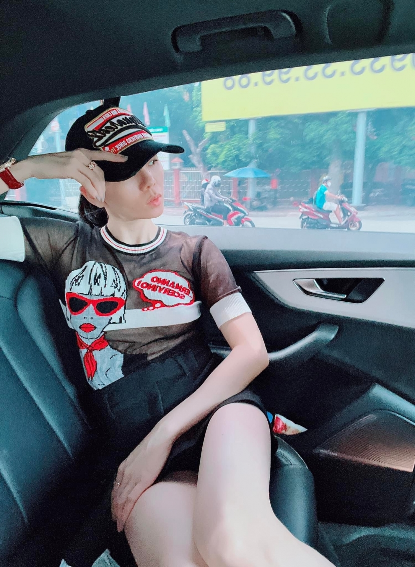 Khoảnh khắc này của Lệ Quyên khiến không ít người phải 'đỏ mặt'. Ảnh: FBNV Khoảnh khắc này của Lệ Quyên khiến không ít người phải 'đỏ mặt'. Ảnh: FBNV
